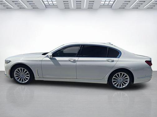 2022 BMW 740 i