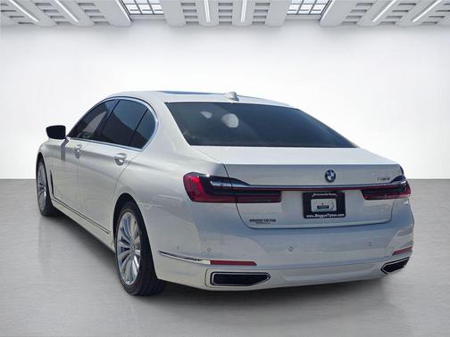 2022 BMW 740 i