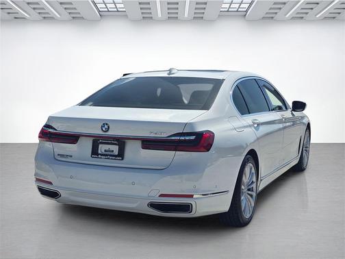 2022 BMW 740 i