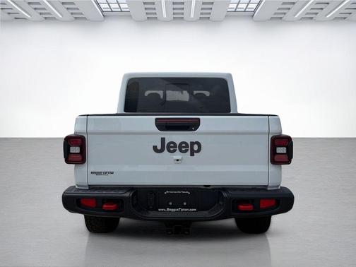 Bright White Clearcoat 2026 Jeep Gladiator Rubicon