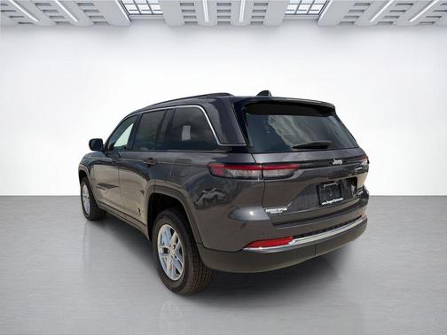 Baltic Gray Metallic Clearcoat 2026 Jeep Grand Cherokee Laredo