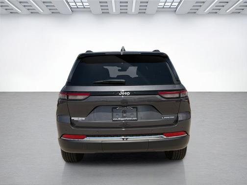 Baltic Gray Metallic Clearcoat 2026 Jeep Grand Cherokee Laredo