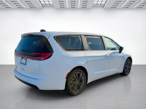 Bright White Clearcoat 2026 Chrysler Pacifica L