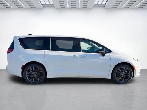 Bright White Clearcoat 2026 Chrysler Pacifica L