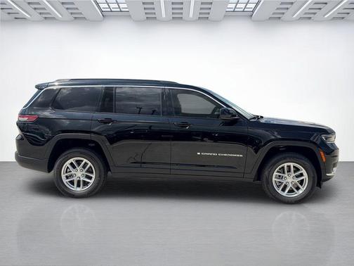 Diamond Black Crystal Pearlcoat 2026 Jeep Grand Cherokee L Laredo