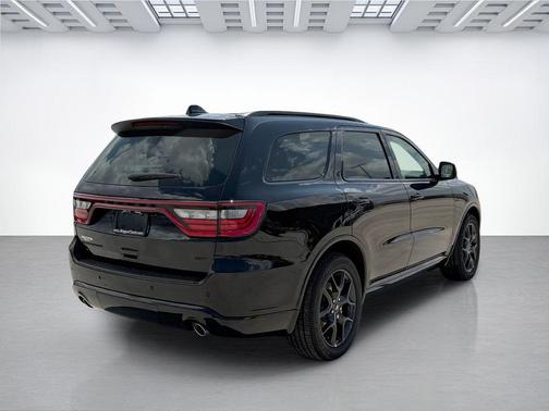 DB Black Crystal Clearcoat 2026 Dodge Durango GT HEMI V8