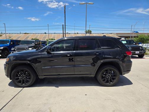 Diamond Black Crystal Pearlcoat 2021 Jeep Grand Cherokee Laredo