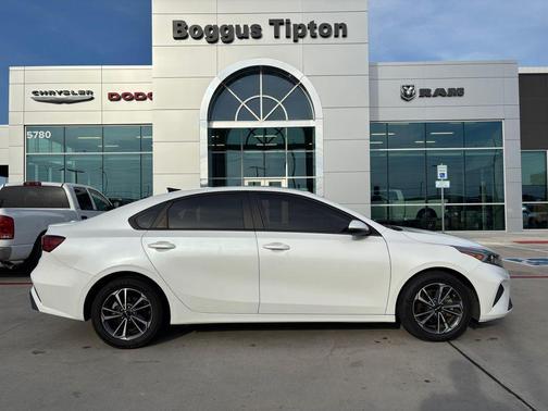 Snow White Pearl 2024 Kia Forte LXS