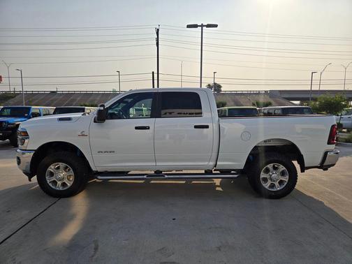 Bright White Clearcoat 2025 RAM 2500 Big Horn Crew Cab 4x4 6'4' Box
