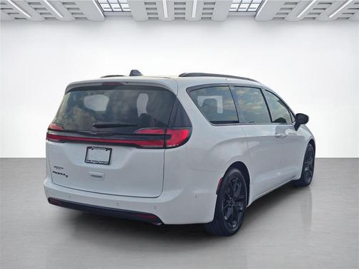 Bright White Clearcoat 2023 Chrysler Pacifica Touring L