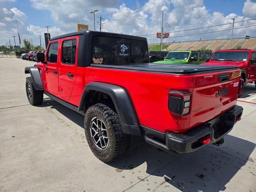 Firecracker Red Clearcoat 2024 Jeep Gladiator Rubicon