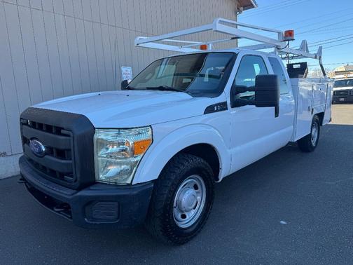 White 2014 Ford F-250 Lariat