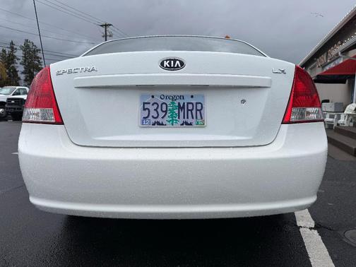 White 2009 Kia Spectra SX