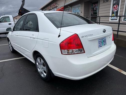 White 2009 Kia Spectra SX