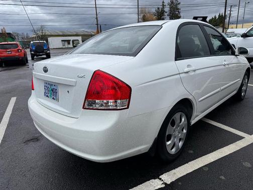 White 2009 Kia Spectra SX