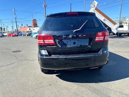 Black 2018 Dodge Journey SE