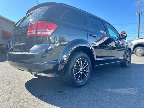 Black 2018 Dodge Journey SE