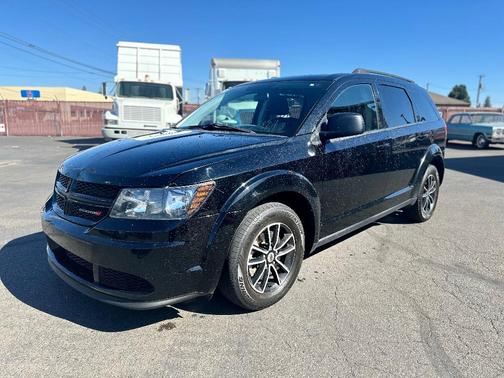 Black 2018 Dodge Journey SE