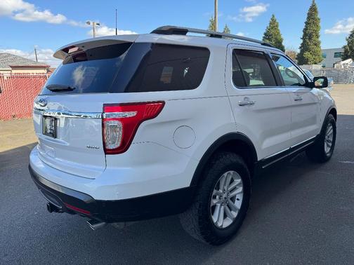 White 2011 Ford Explorer XLT