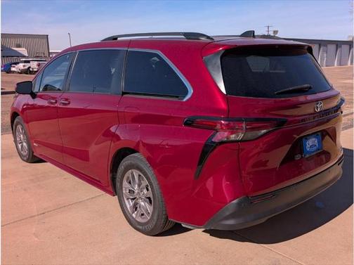 2021 Toyota Sienna XLE 8 Passenger