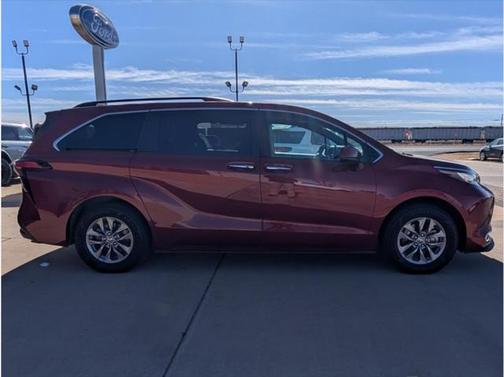 2021 Toyota Sienna XLE 8 Passenger