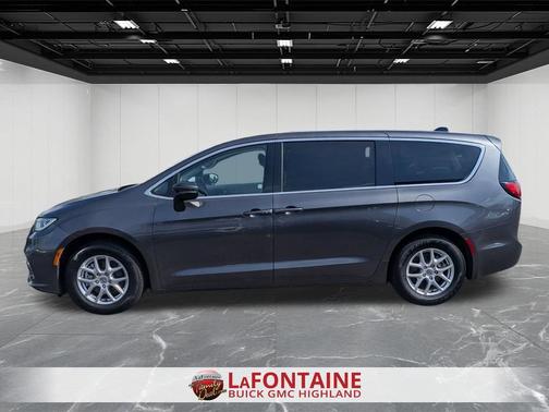 Bright White Clearcoat 2023 Chrysler Pacifica Touring L