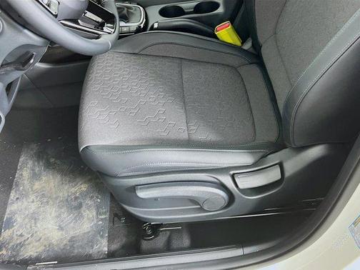 Clear White/Black Roof 2026 Kia Seltos S