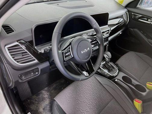 Clear White/Black Roof 2026 Kia Seltos S