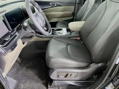 Aurora Black Pearl 2026 Kia Carnival LXS