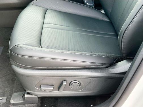 Snow White Pearl 2026 Kia Sorento Hybrid EX