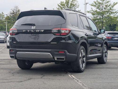 Crystal Black Pearl 2026 Honda Pilot Touring 8-Passenger