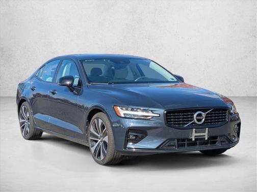 2022 Volvo S60 T5 Momentum