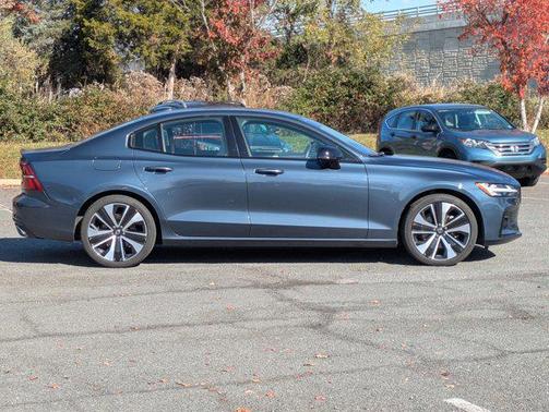 2022 Volvo S60 T5 Momentum