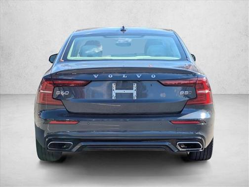 2022 Volvo S60 T5 Momentum
