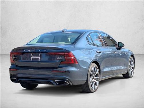 2022 Volvo S60 T5 Momentum