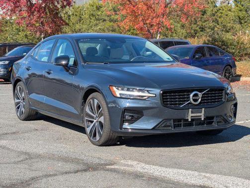 2022 Volvo S60 T5 Momentum