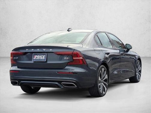 2022 Volvo S60 T5 Momentum