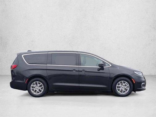 Brilliant Black Crystal Pearlcoat 2023 Chrysler Pacifica Touring L