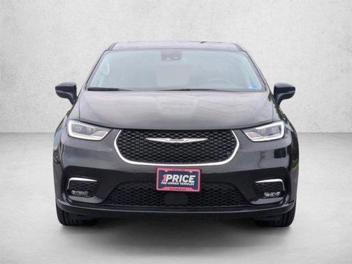 Brilliant Black Crystal Pearlcoat 2023 Chrysler Pacifica Touring L
