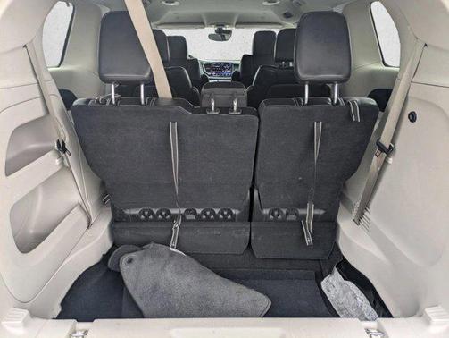 Brilliant Black Crystal Pearlcoat 2023 Chrysler Pacifica Touring L