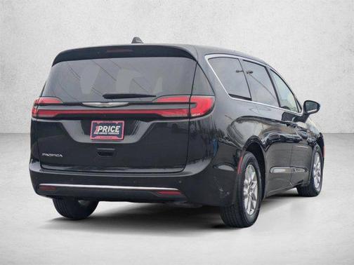 Brilliant Black Crystal Pearlcoat 2023 Chrysler Pacifica Touring L