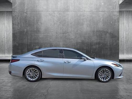 2022 Lexus ES 300h Luxury