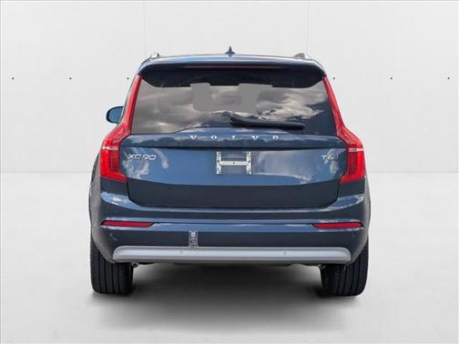 2022 Volvo XC90 T6 Momentum