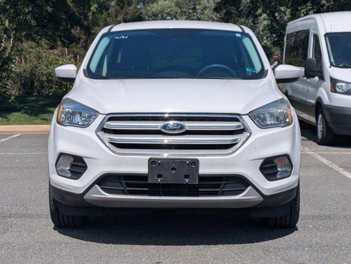 Oxford White 2017 Ford Escape SE