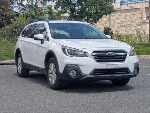 Crystal White Pearl 2018 Subaru Outback 2.5i Premium