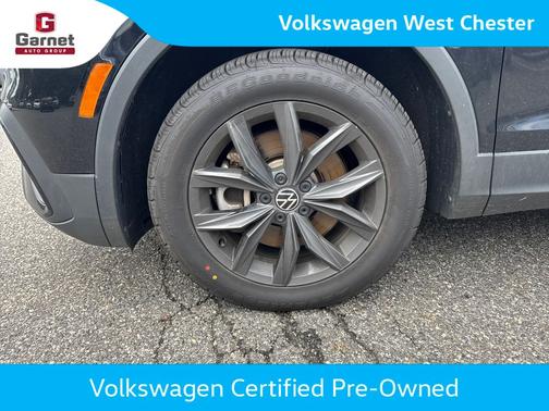 Deep Black Pearl Effect 2024 Volkswagen Tiguan 2.0T SE