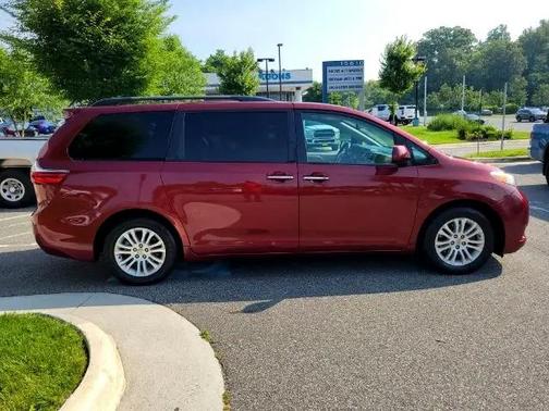 2017 Toyota Sienna XLE