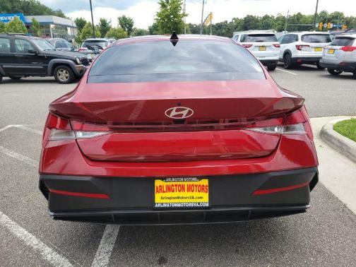 2024 Hyundai ELANTRA SE