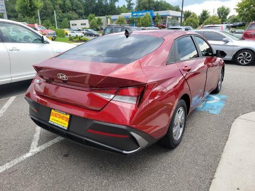 2024 Hyundai ELANTRA SE