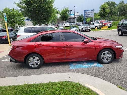 2024 Hyundai ELANTRA SE
